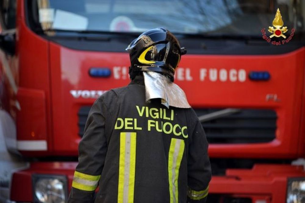 Vigili del fuoco in letti di fortuna a lucca. regione intervenga ... Un letto di fortuna