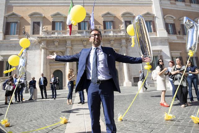 ++ Vitalizi: M5s in piazza, palloncini gialli e champagne ++