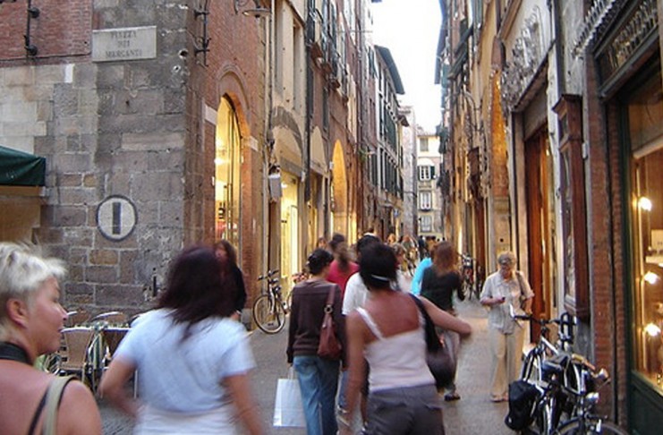 CENTRI COMMERCIALI NATURALI RISORSA CRUCIALE, REGIONE AUMENTI I FONDI PER LE IMPRESE COINVOLTE