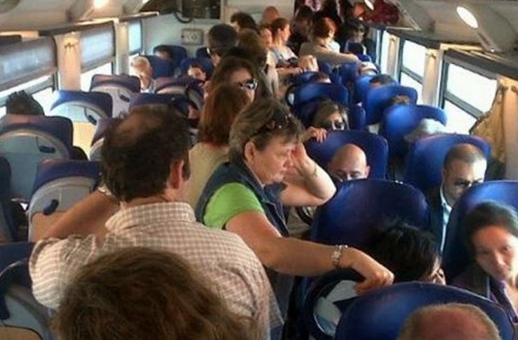 PENDOLARI SOFFRONO DISAGI DAL 10 SETTEMBRE. RIDICOLO AGGIUNGERE UN TRENO, DA VIAREGGIO, A UNA SETTIMANA DA FINE LAVORI