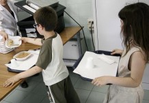 PD LASCIA BILANCI DISASTROSI, MA INTOLLERABILE SEGREGARE DEI BAMBINI PER VETRINA POLITICA