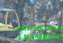 CI AMMAZZANO I BIMBI COI RIFIUTI E RIDONO PURE. OLTREPASSATO OGNI LIMITE