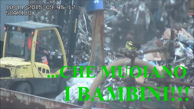 CI AMMAZZANO I BIMBI COI RIFIUTI E RIDONO PURE. OLTREPASSATO OGNI LIMITE