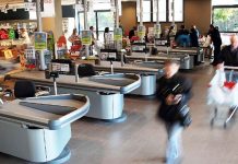 Cassiere sospeso perché doveva andare in bagno, la solidarietà del M5S