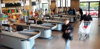 Cassiere sospeso perché doveva andare in bagno, la solidarietà del M5S