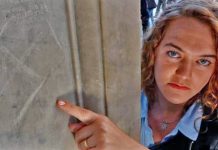 Svastica incisa su basamento di una statua a Firenze, il M5S: “Insulto grave e da non sottovalutare”