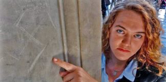 Svastica incisa su basamento di una statua a Firenze, il M5S: “Insulto grave e da non sottovalutare”