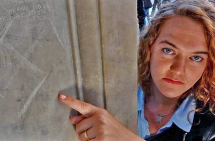 Svastica incisa su basamento di una statua a Firenze, il M5S: “Insulto grave e da non sottovalutare”