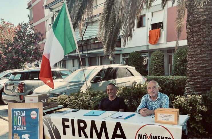 Il M5S Massa Continua la Sua Presenza nelle Piazze: Tre Raccolte Firme per Cambiare